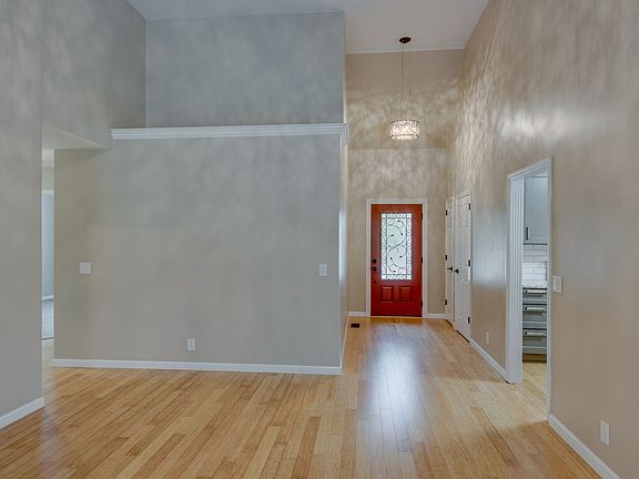 5th image of 648 Williamsport Ct
