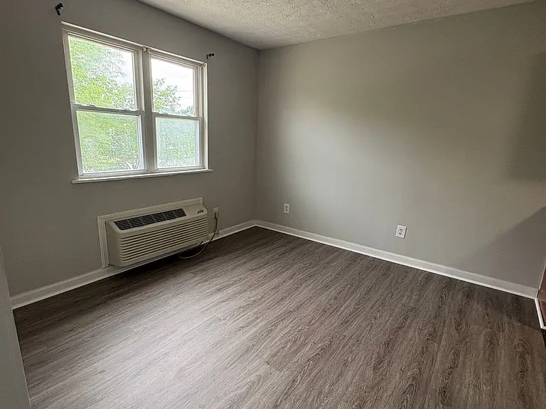 543 N Maple St — Photo 2