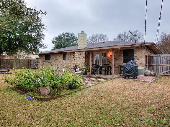 3rd image of 608 Arleta Ln
