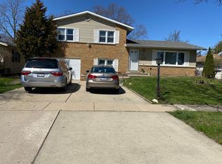 1302 S Robert Dr #1302, Mount Prospect, IL