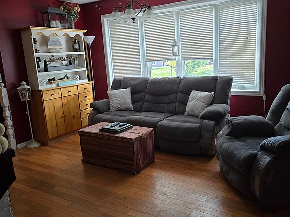 4th image of 33 Maple Grove Rd