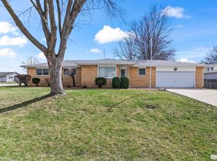 608 Rainbow Dr, Athens, IL 62613