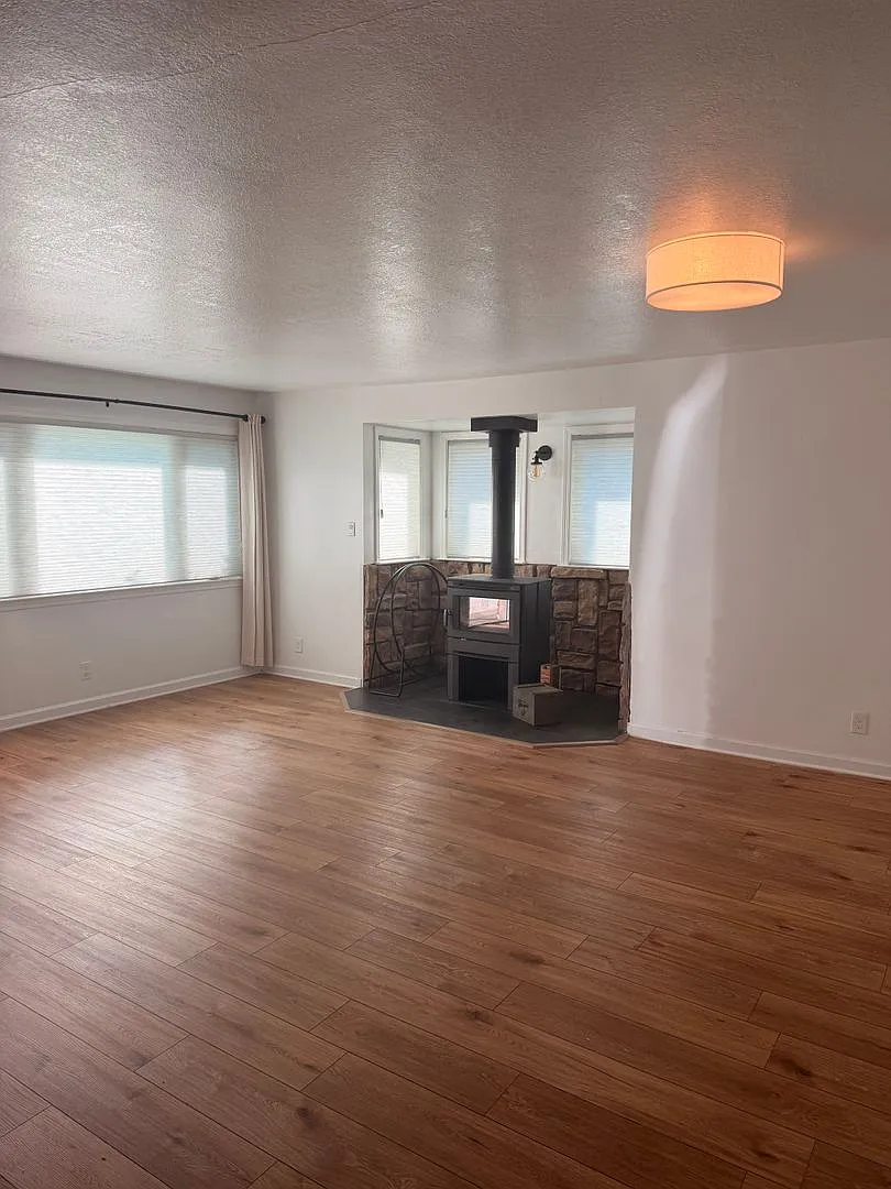 Spacious Redding Home Near Downtown with Charming Backyard — Photo 3
