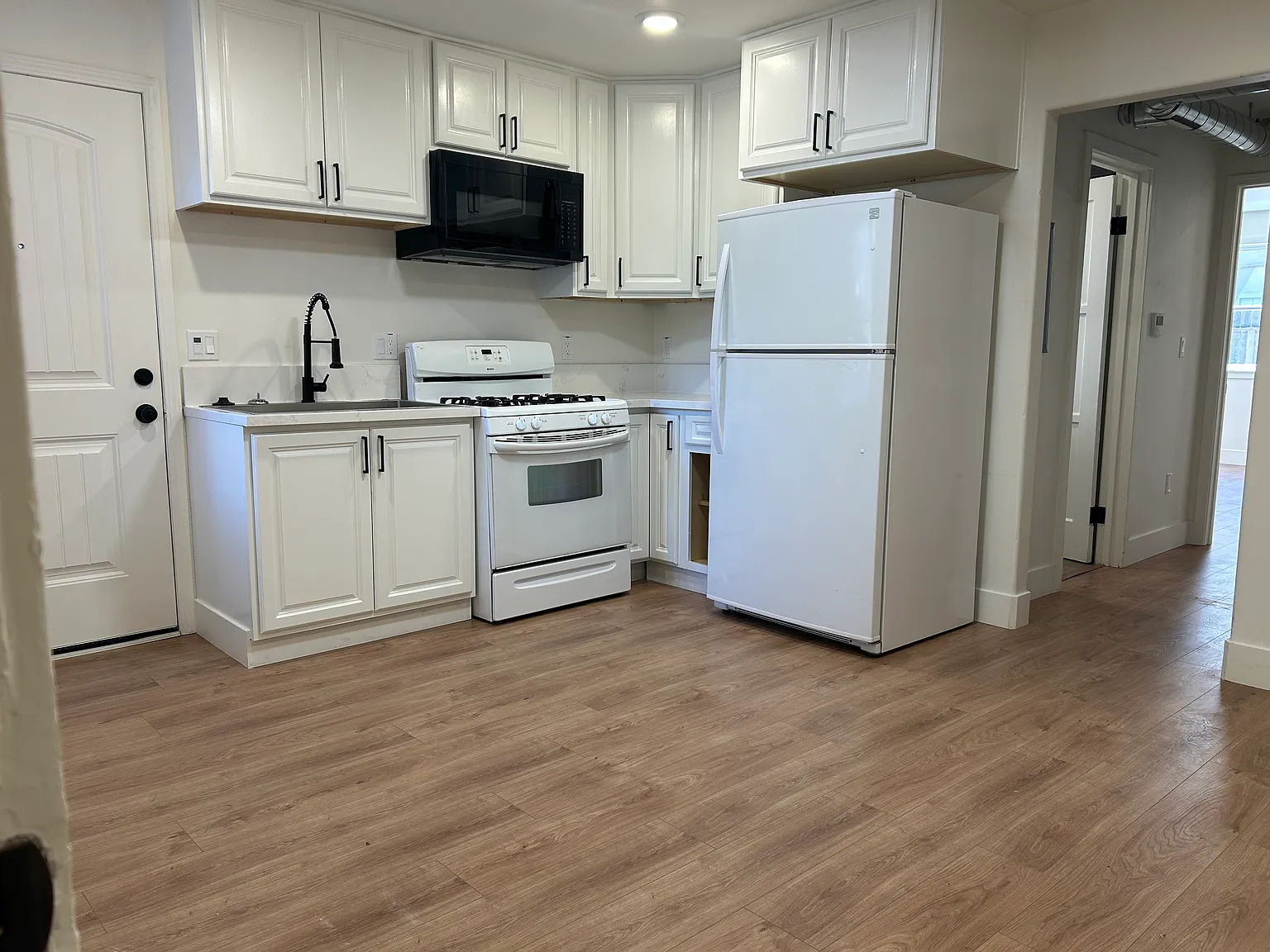 2 bed, 750 sqft, $2,395 — Photo 2