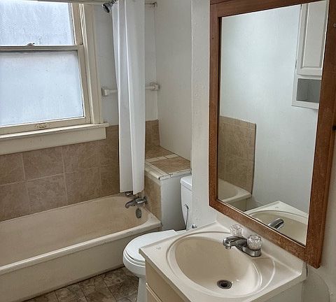 3rd image of 423 10th Ave S
