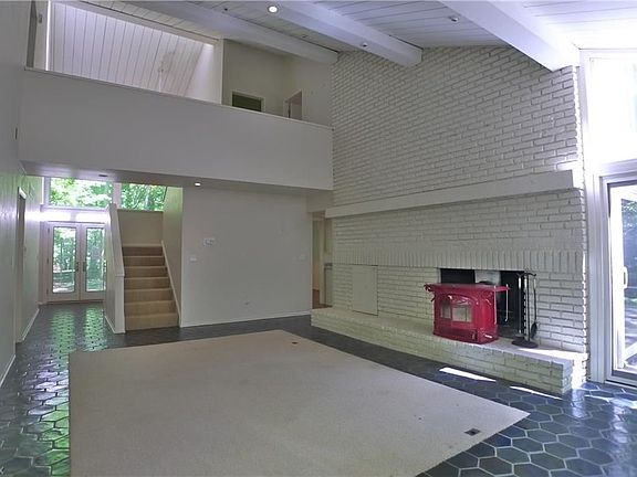 3rd image of 80 Willow Wood Ln