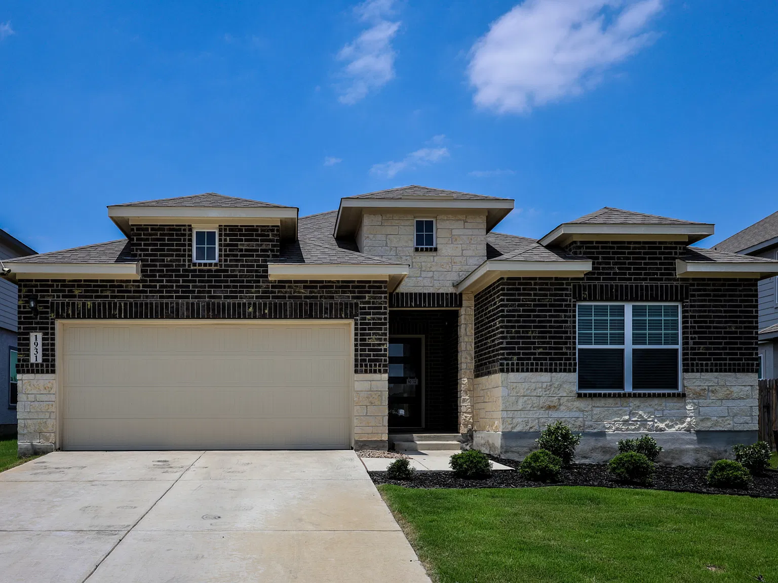 3 bed, 2301 sqft, $2,350 — Photo 1