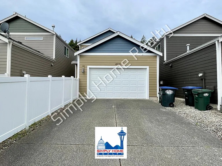 4520 Freemont St NE — Photo 4