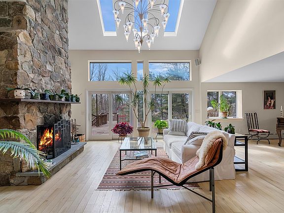 4th image of 36 Chardavoyne Road