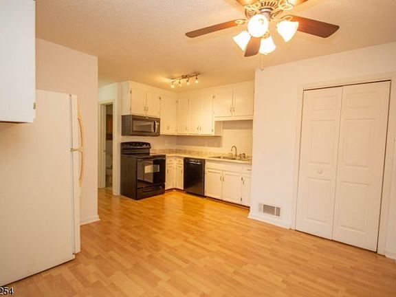 4th image of 22 Burlington Ct #22