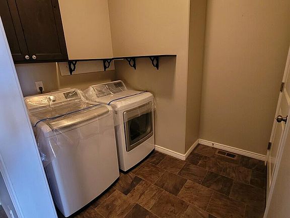 3rd image of 998 White Birch Ave