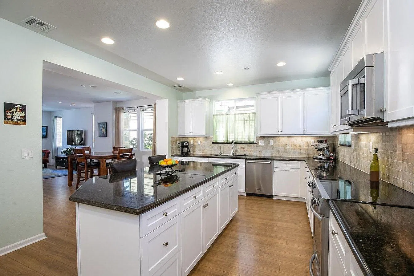 237 Bluebonnet Ln — Photo 3