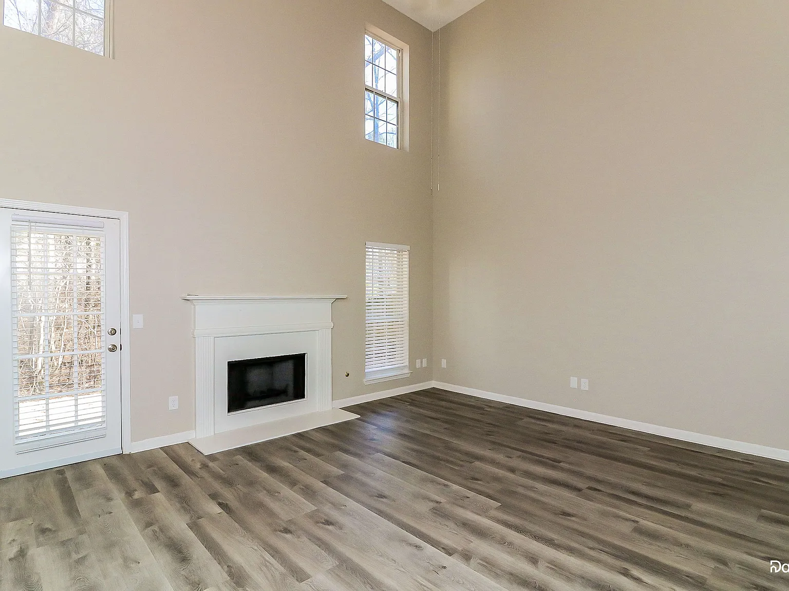 3 bed, 3.0 bath, 2162 sqft, $2,350 — Photo 2