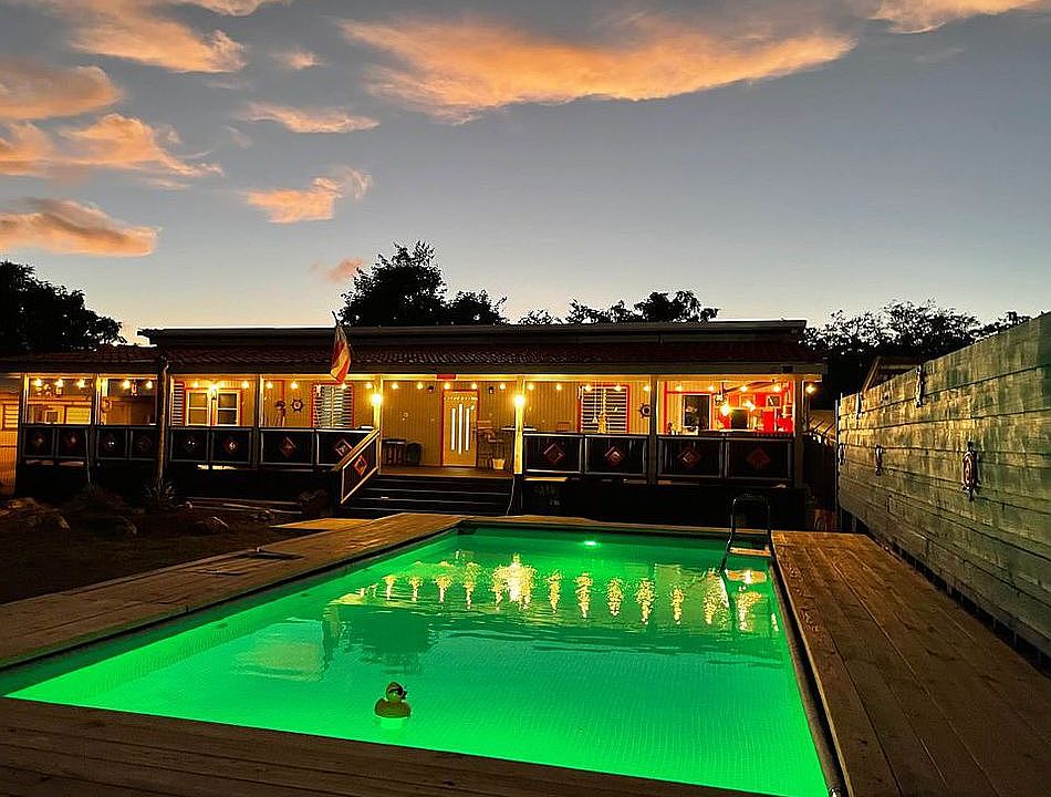 Frente de la casa y piscina