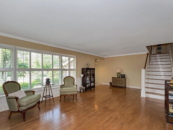 4th image of 731 Tanglewood Ct S