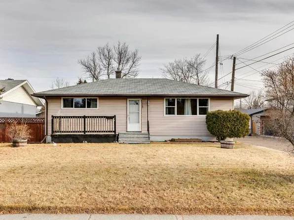 3328 W 45th St SW, Calgary, AB T3E 3T9