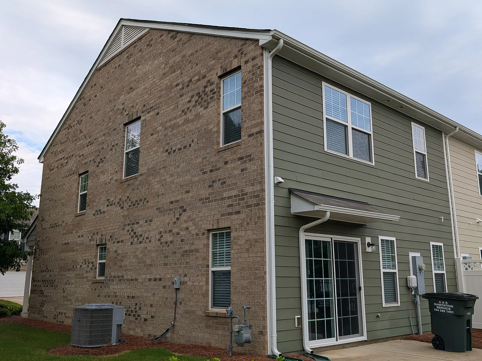 3 bed, 2.5 bath, 1576 sqft, $1,950 — Photo 2