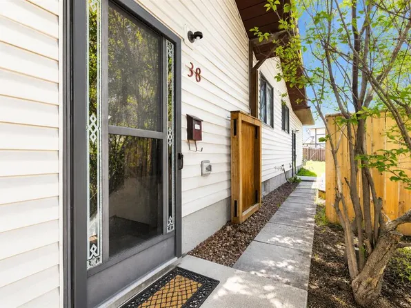 138 Dalhousie Rd NW, Calgary, AB T3A 2H1