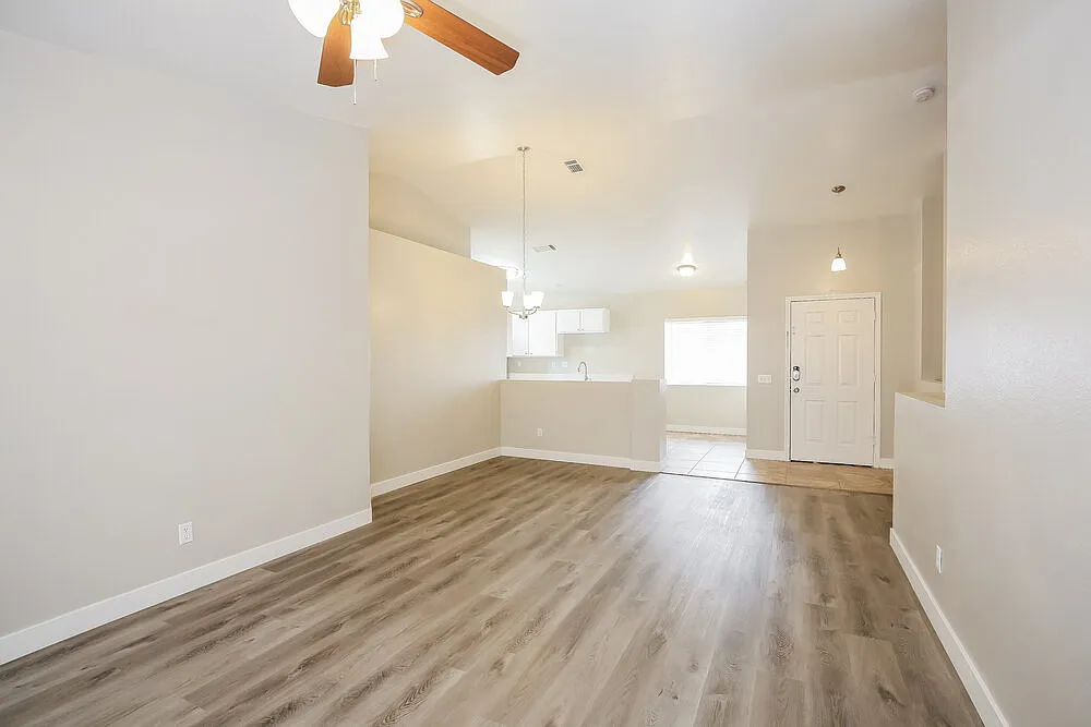 3 bed, 2.0 bath, 1374 sqft, $2,115 — Photo 3