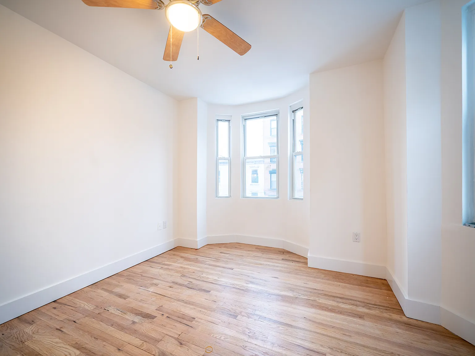 3 bed, $4,250 — Photo 2