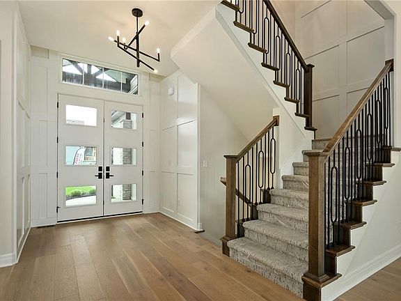 4th image of 300 NW Earle Ln