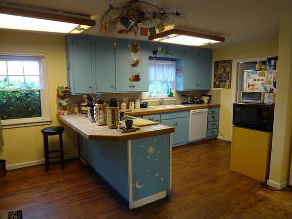 Kitchen w/Eating Bar