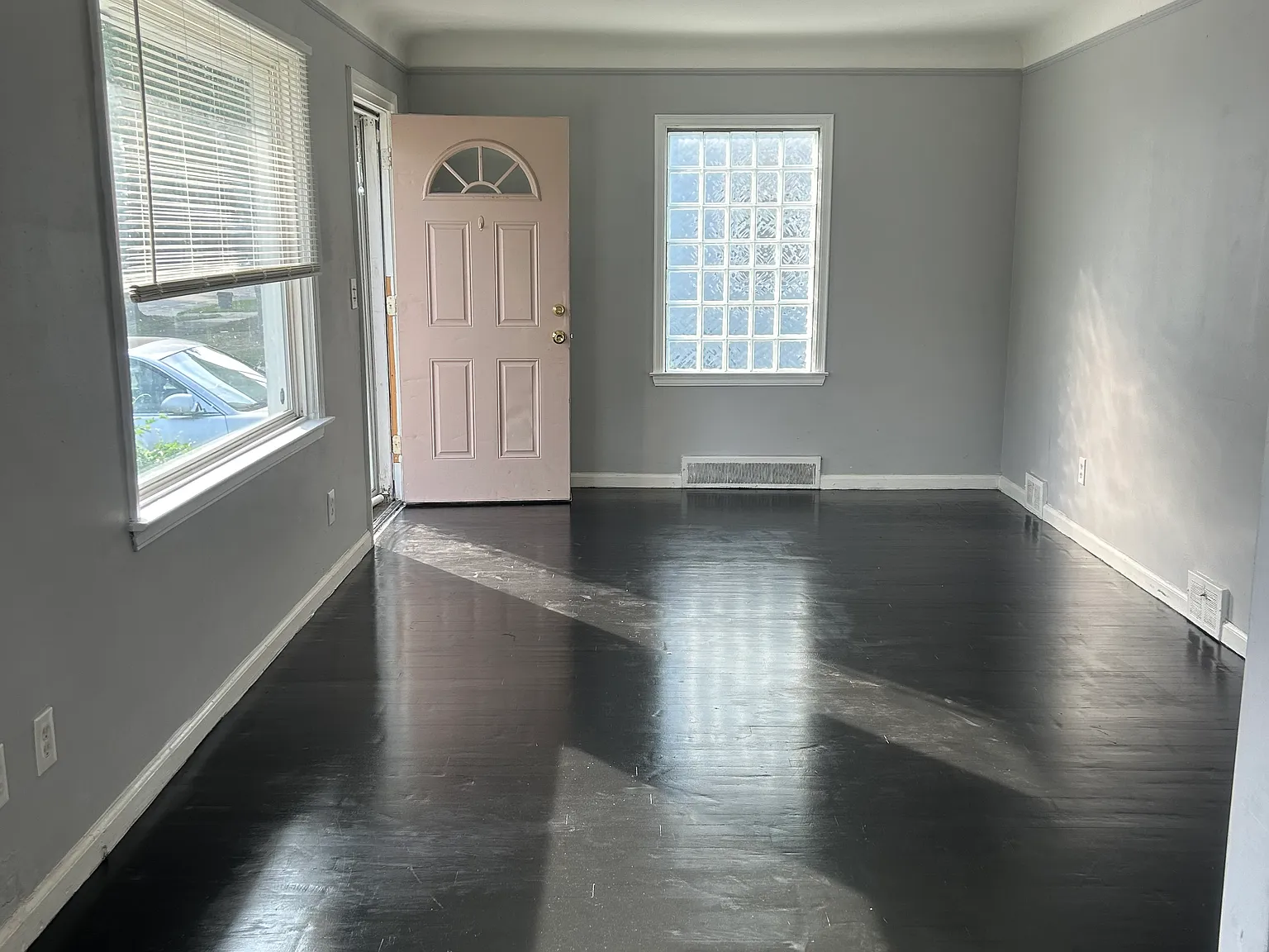 3 bed, 910 sqft, $1,300 — Photo 3