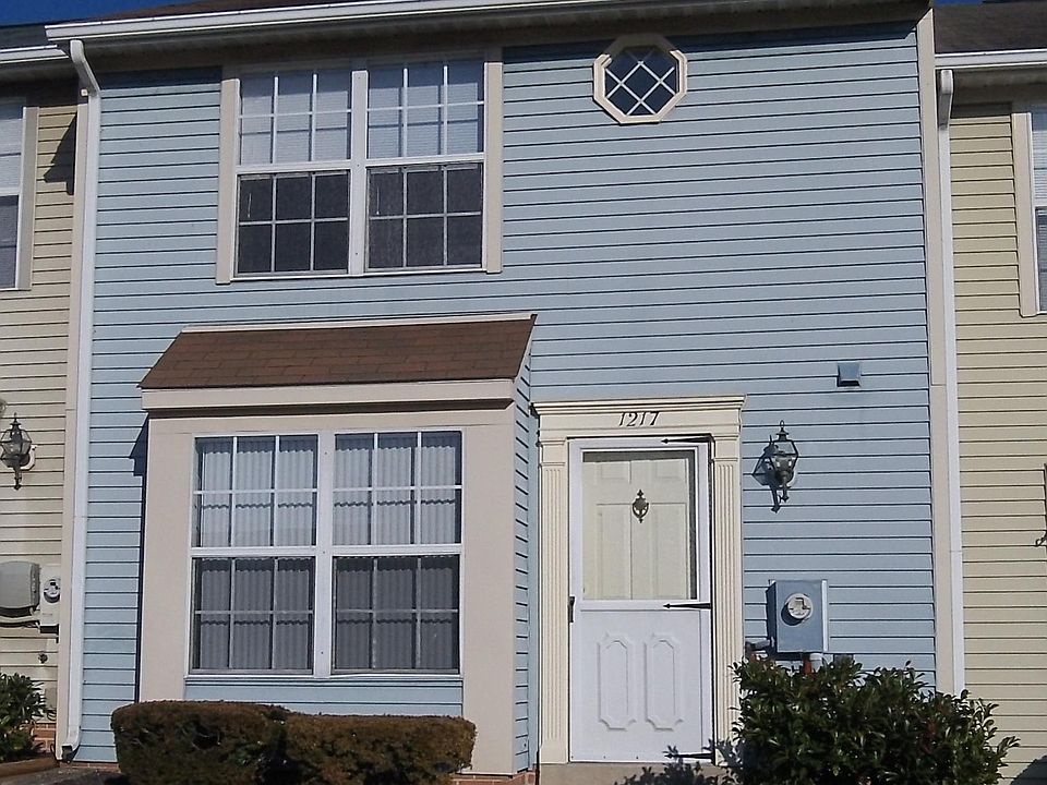 Front view of property