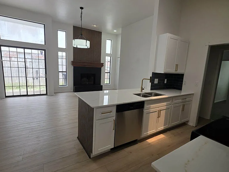 2307 N Lincoln Ave — Photo 5