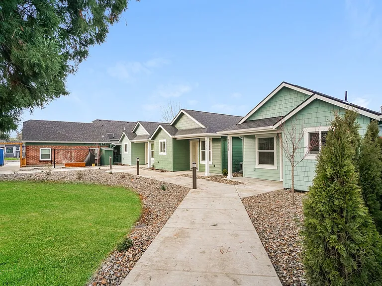Cottages at Laurel — Photo 52