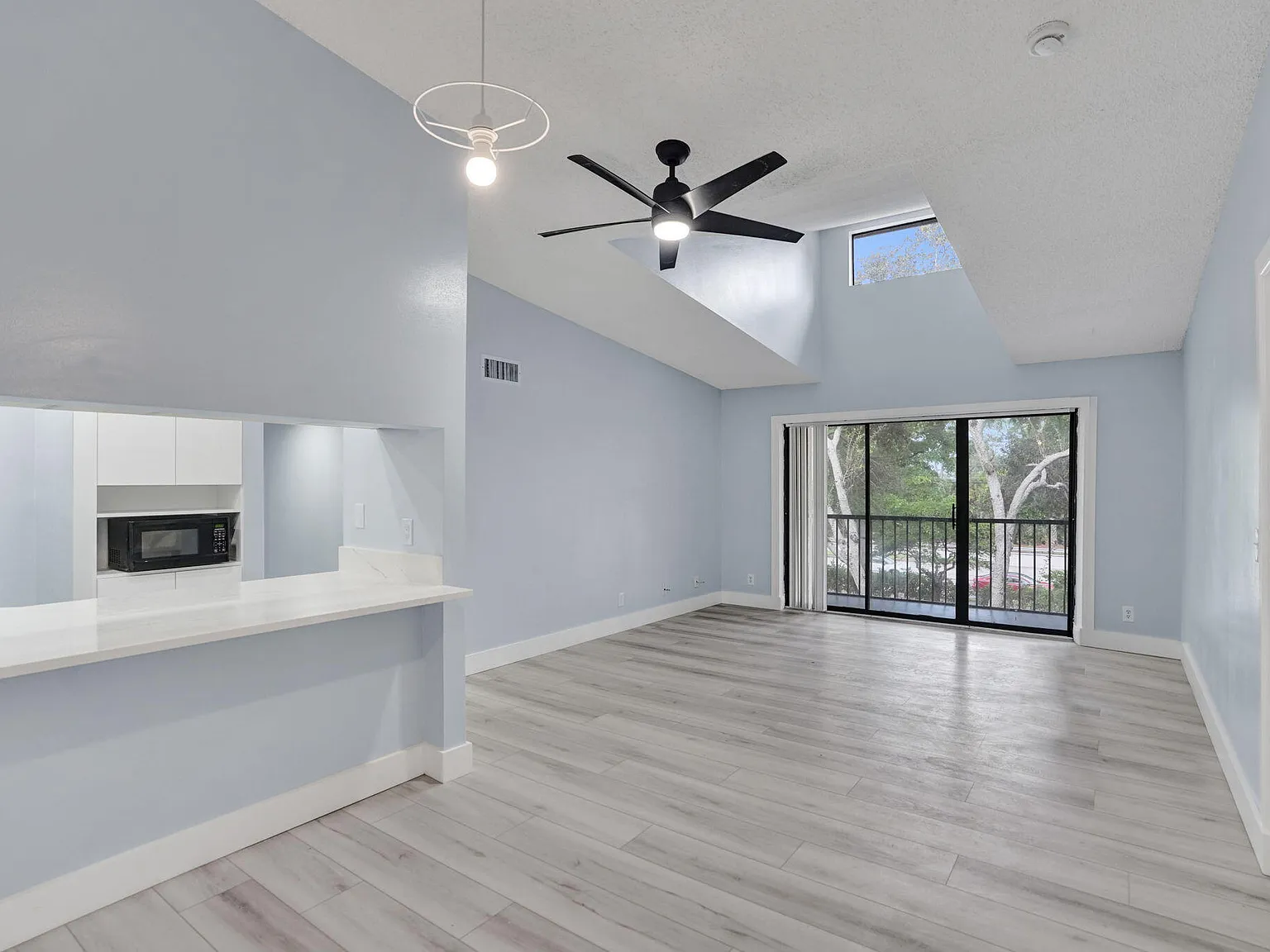 2 bed, 2.0 bath, 1005 sqft, $2,200 — Photo 3