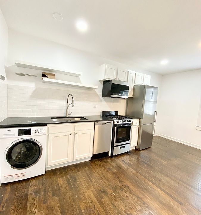 1st image of 110 E 40th St #105