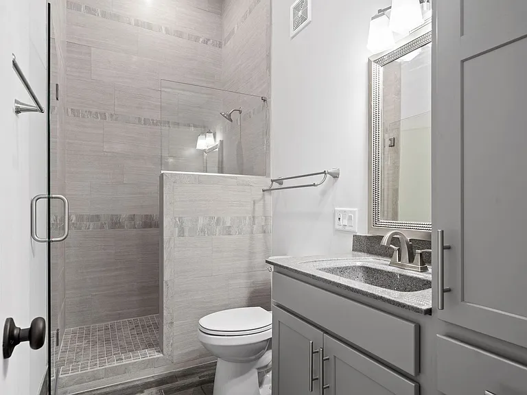 Madison St - 638 (x8) — Photo 11