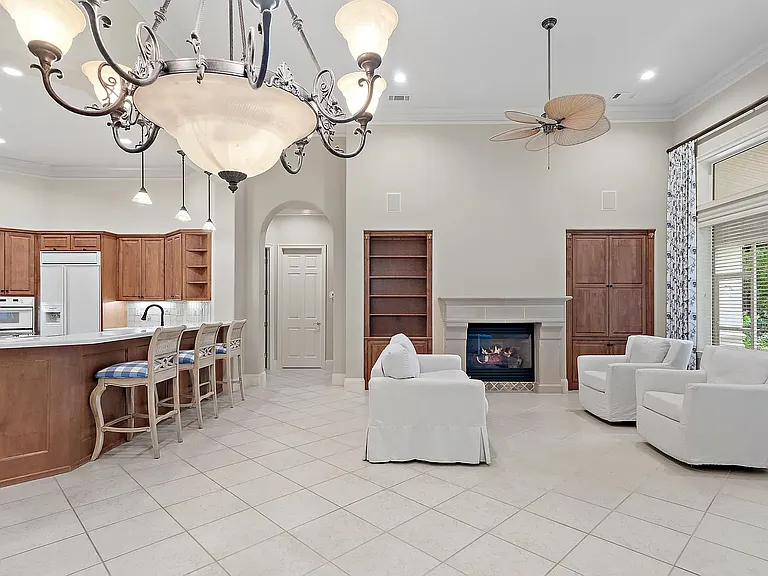 Living Room/Fireplace
