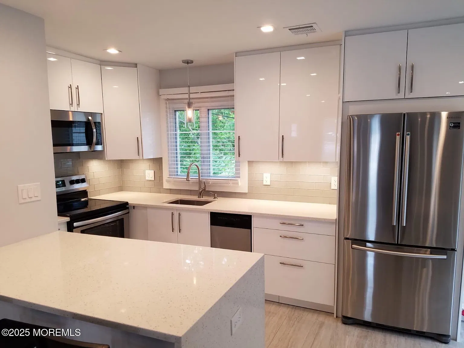 2 bed, 1998 sqft, $1,700 — Photo 3