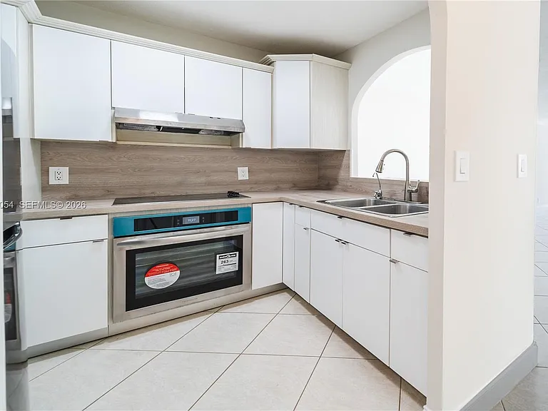 2555 NE 11th St #310 — Photo 11