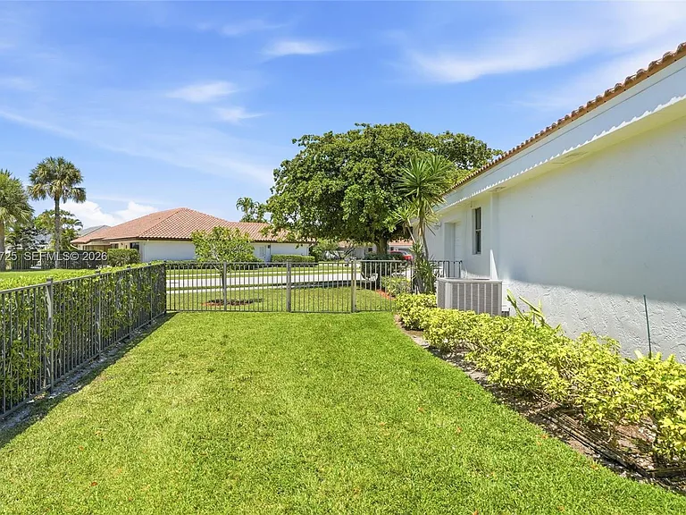 11008 Boca Woods Ln — Photo 40