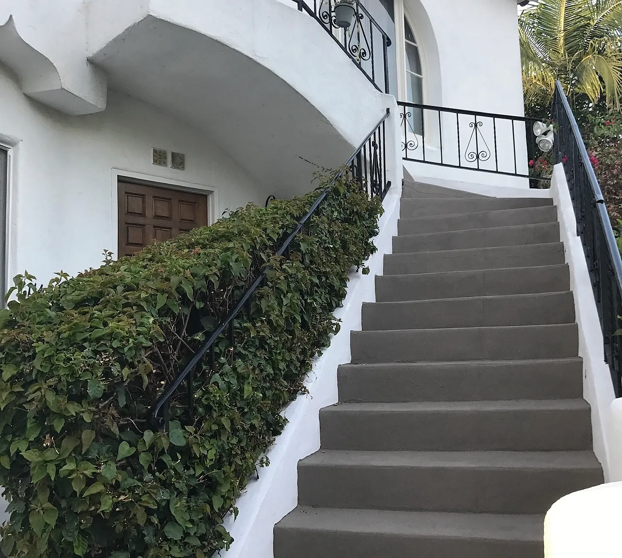 1147 S Hayworth Ave — Photo 3