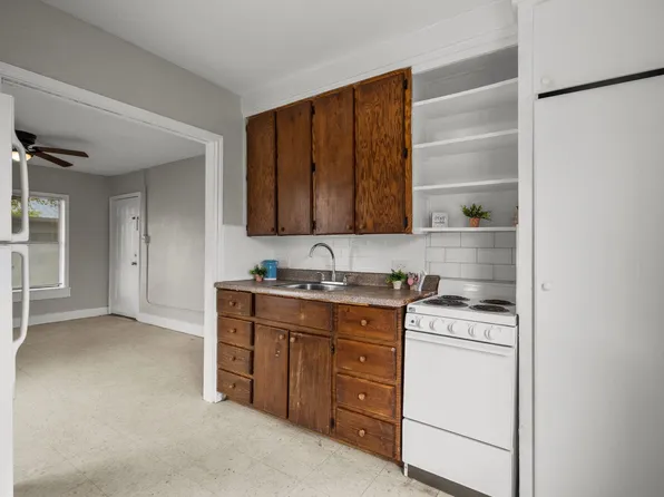 Donna's Corner, 814 3rd Ave N #34, Texas City, TX 77590