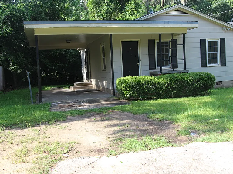 1900 W Lincoln Ave — Photo 1