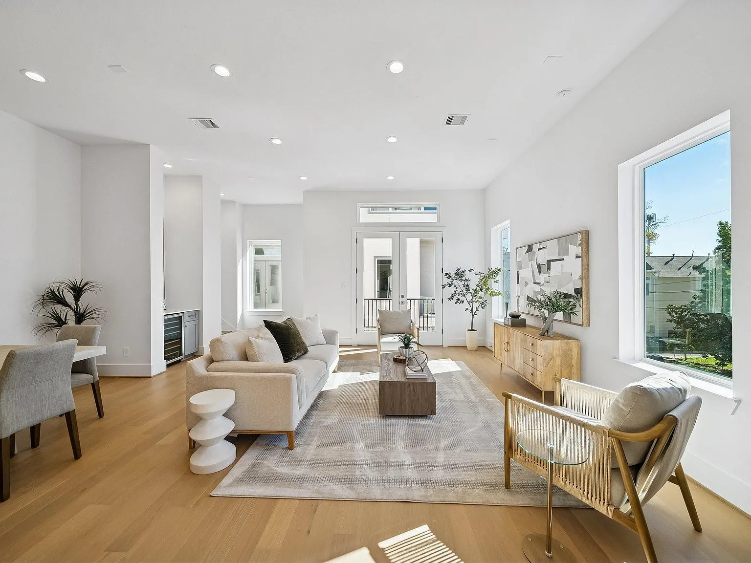 3 bed, 3.5 bath, 2400 sqft, $3,900 — Photo 4