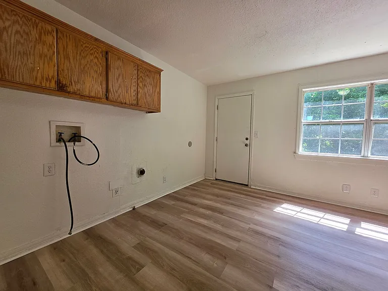 302 E Anna St — Photo 8