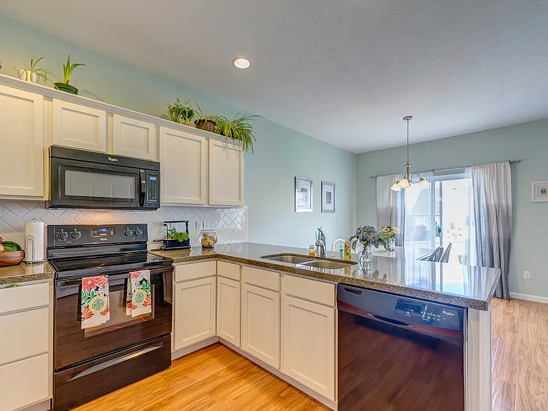 4253 N Cresthaven Ln — Photo 8
