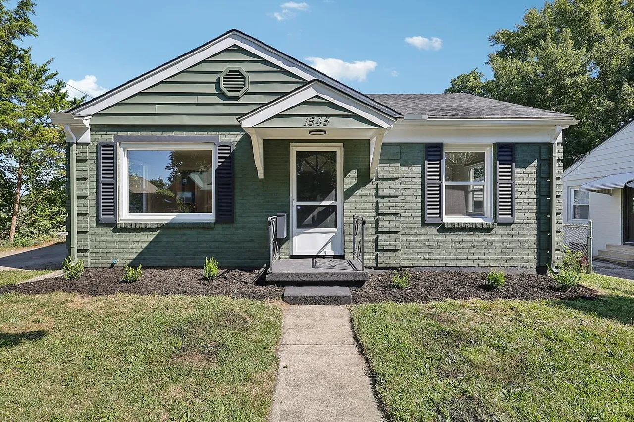 3 bed, 1200 sqft, $1,900 — Photo 1