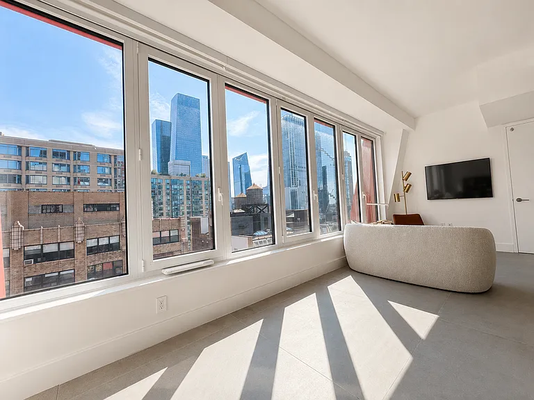 339 W 38th St #PHC — Photo 2