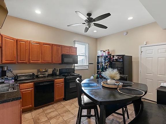 4th image of 2028 N Hamlin Ave #2F