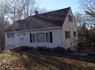 37 Fairview Ave, Hope Valley, RI 02832
