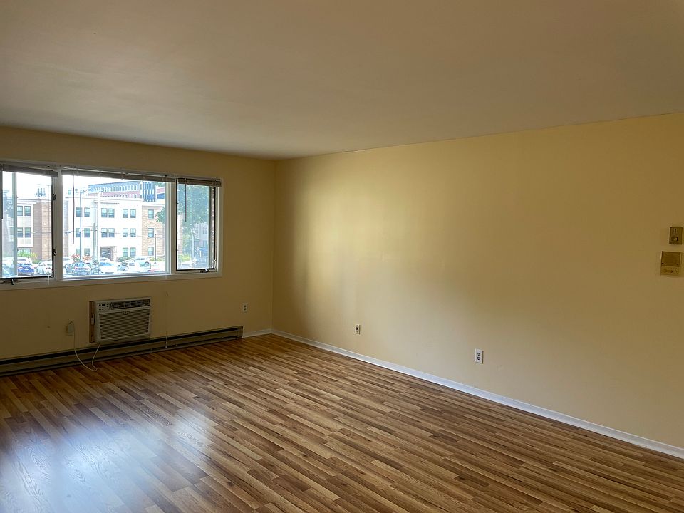 Living room, unfurnished