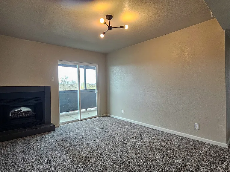 Paramount Square Apartments — Photo 5