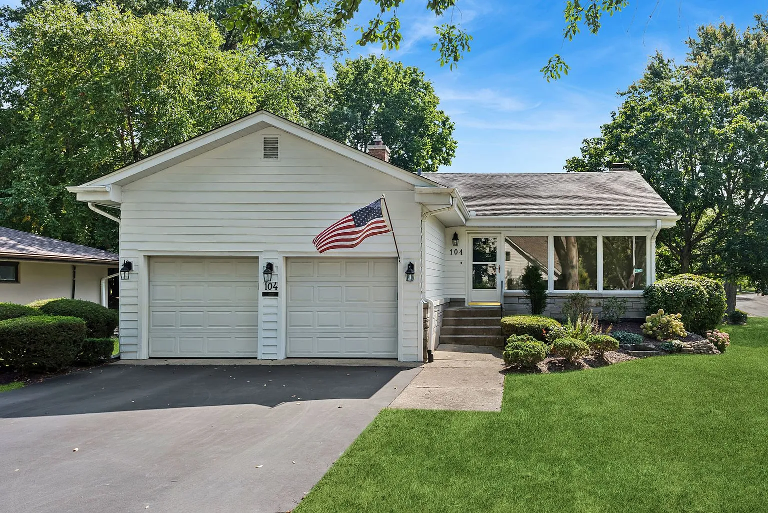 104 E Elm St photo 1